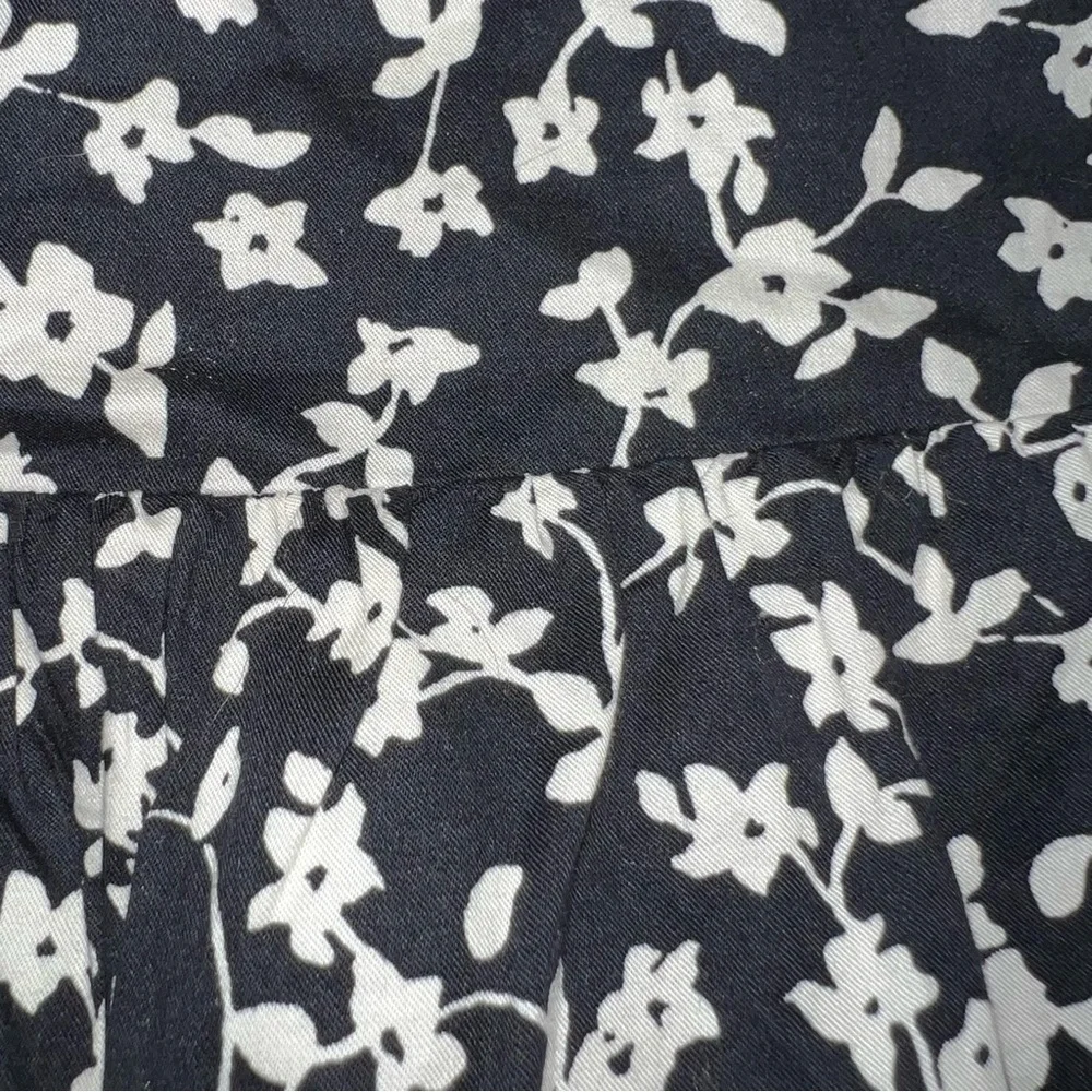 Old Navy sz L black & white floral cut out short puff sleeve pleated peplum top